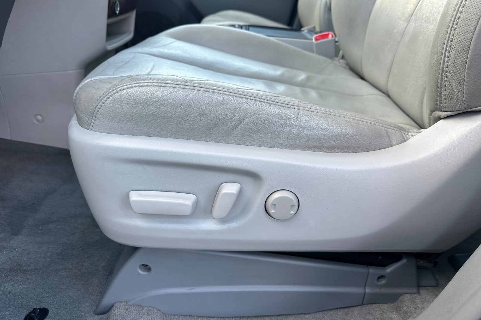 2013 Toyota Sienna XLE 8 Passenger