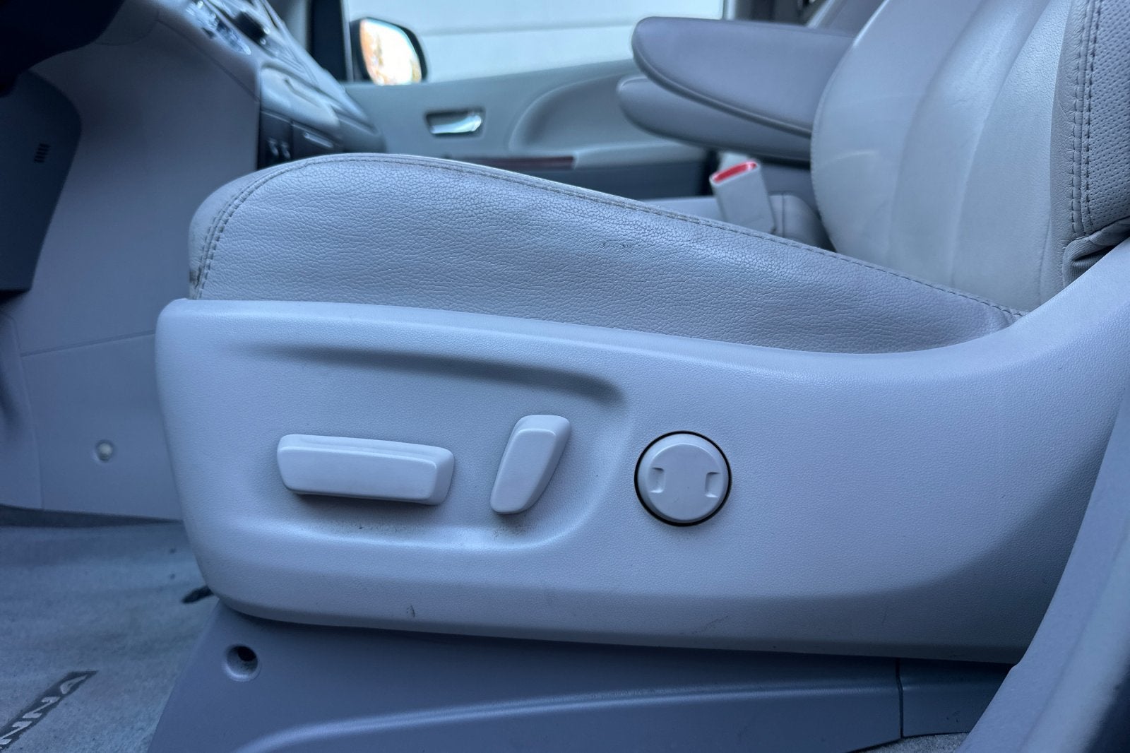 2013 Toyota Sienna XLE 8 Passenger