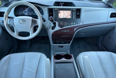 2013 Toyota Sienna XLE 8 Passenger