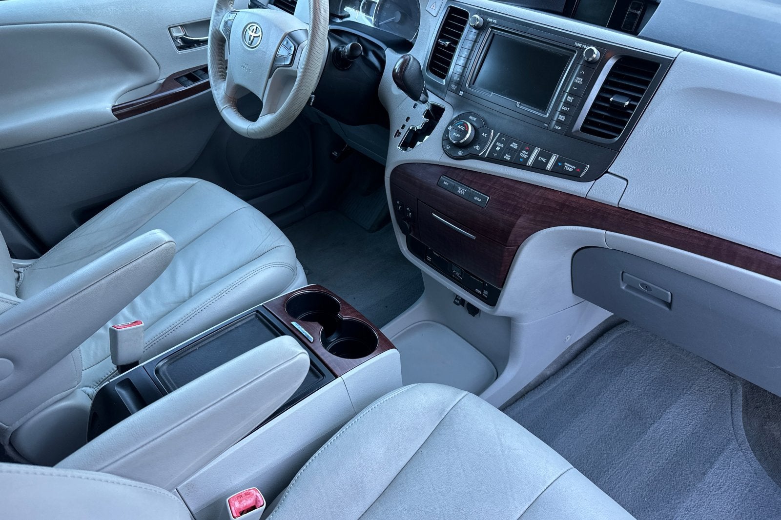 2013 Toyota Sienna XLE 8 Passenger