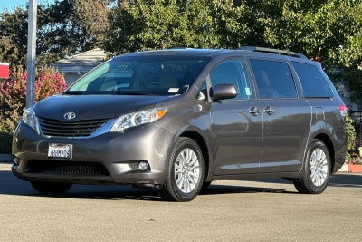 2013 Toyota Sienna XLE 8 Passenger