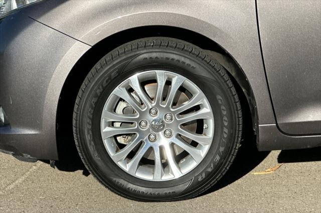 2013 Toyota Sienna XLE 8 Passenger