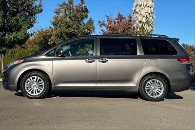 2013 Toyota Sienna XLE 8 Passenger
