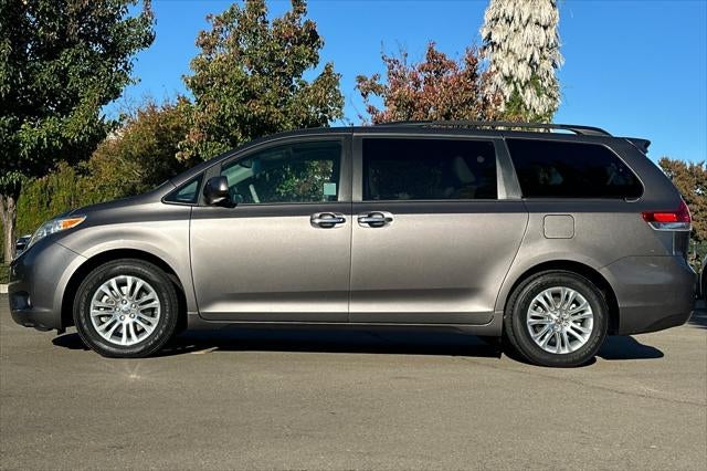 2013 Toyota Sienna XLE 8 Passenger