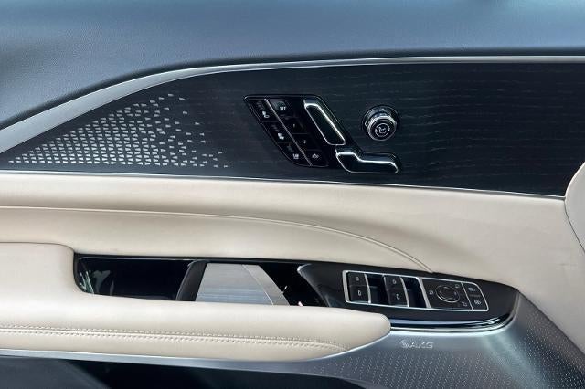 2025 Cadillac LYRIQ Luxury 3