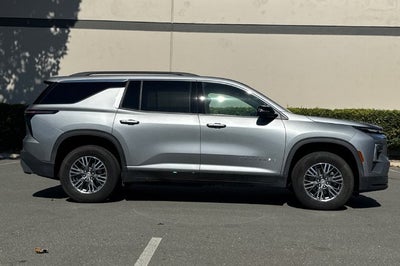 2025 Chevrolet Traverse LT w/2LT