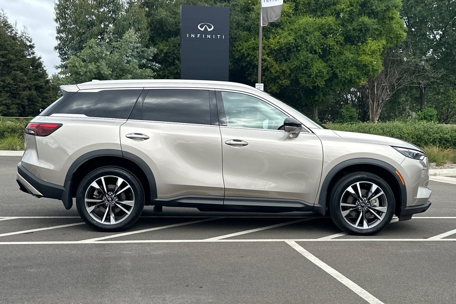 2023 INFINITI QX60 LUXE FWD