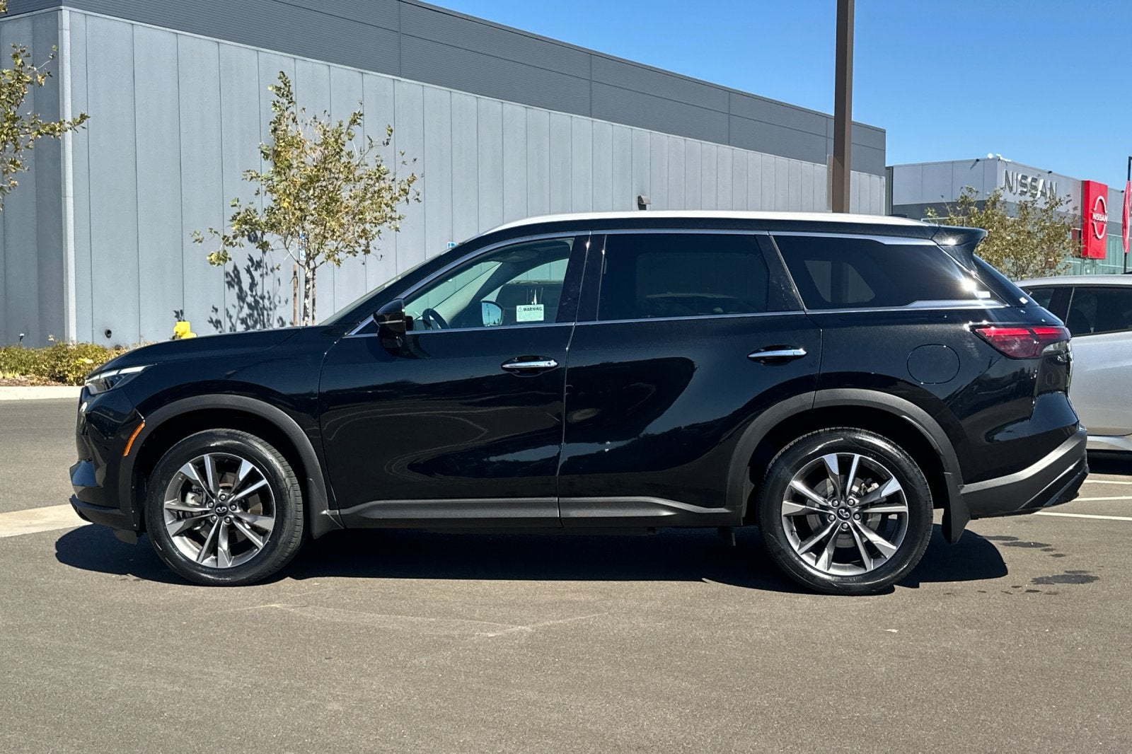 2023 INFINITI QX60 LUXE FWD