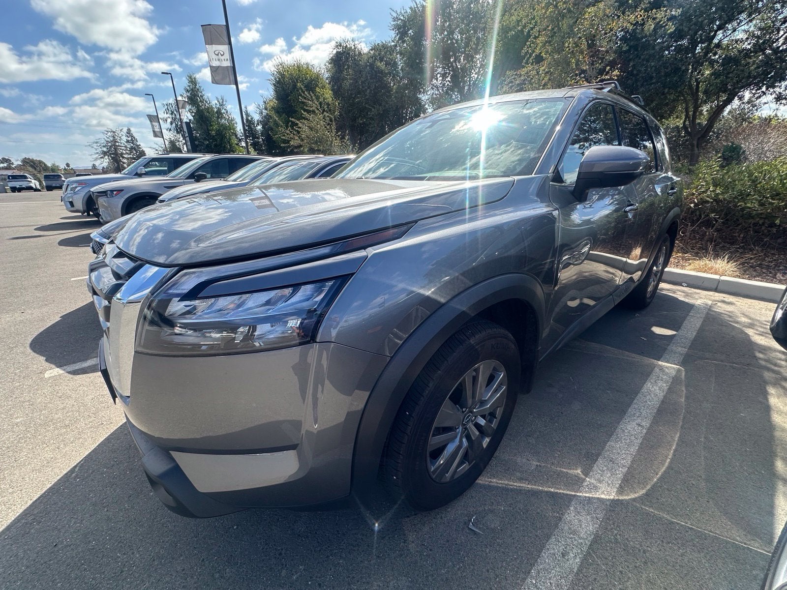 2025 Nissan Pathfinder SV