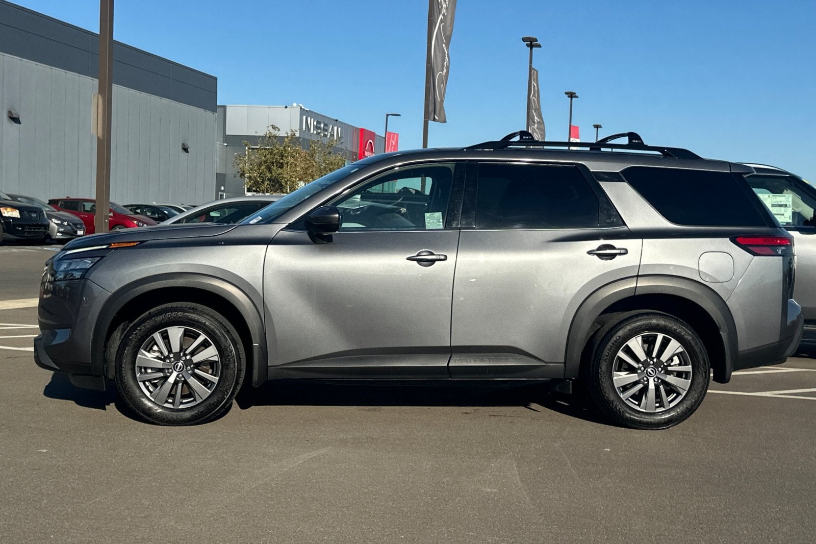 2025 Nissan Pathfinder SV