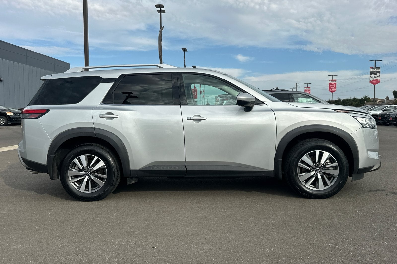 2024 Nissan Pathfinder SL