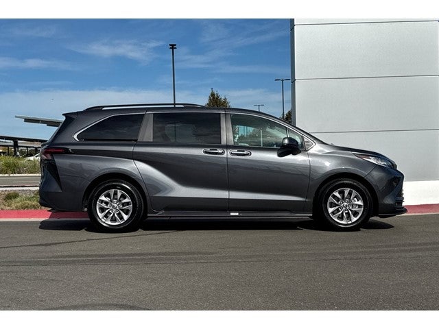 2025 Toyota Sienna XLE 8 Passenger