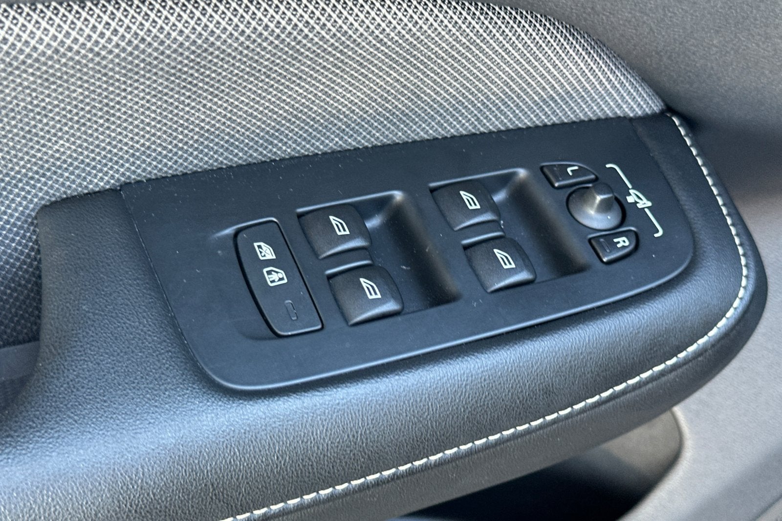 2024 Volvo S60 B5 Plus Black Edition