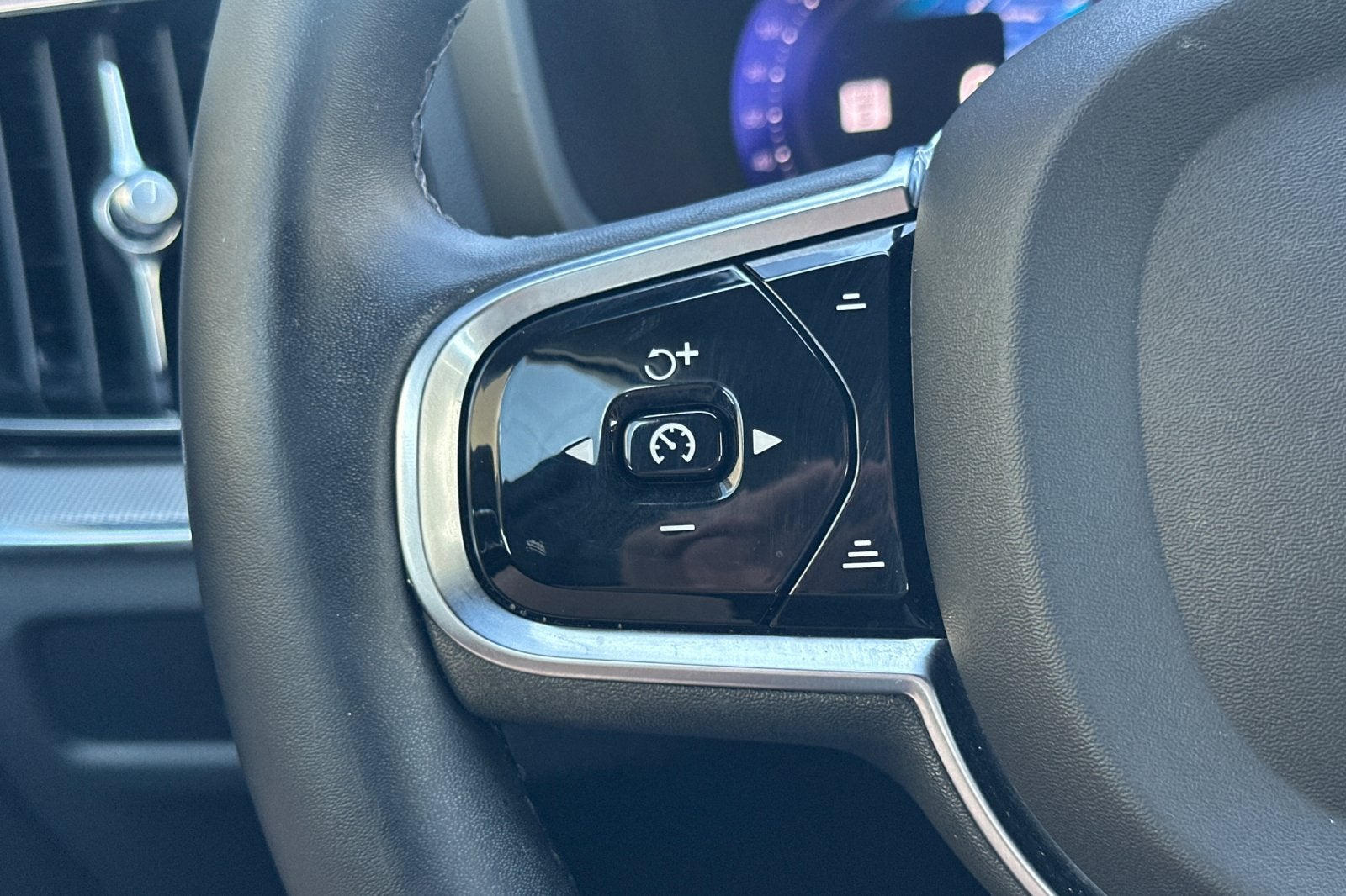 2024 Volvo S60 B5 Plus Black Edition
