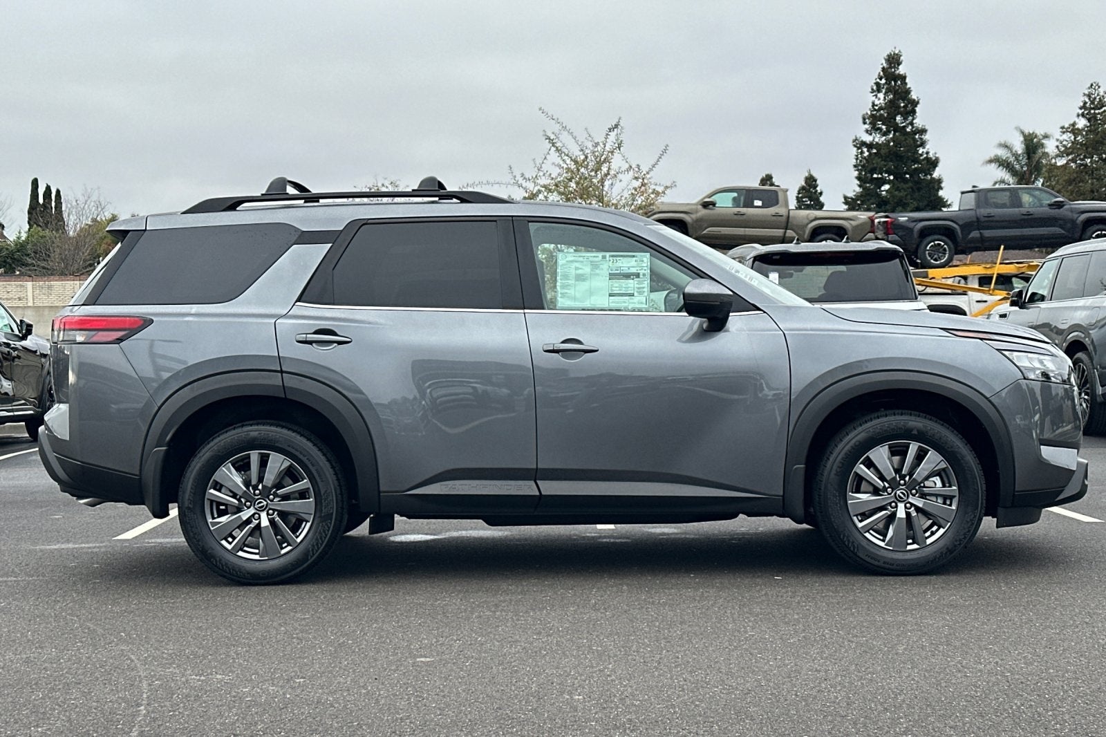 2025 Nissan Pathfinder SV