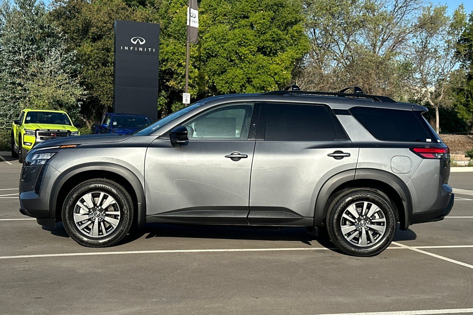 2026 Nissan Pathfinder SV