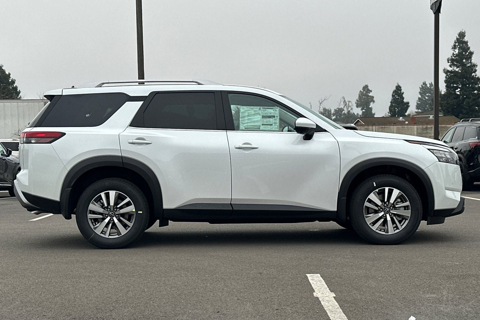 2025 Nissan Pathfinder SL