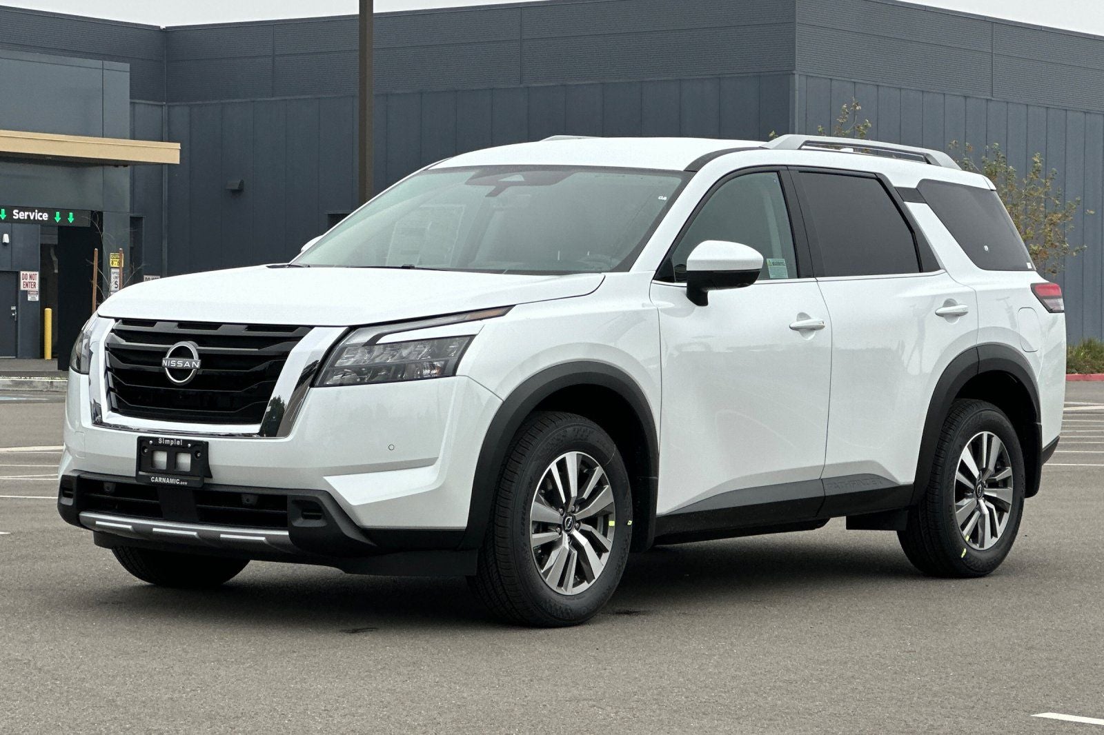 2025 Nissan Pathfinder SL