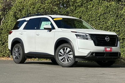 2025 Nissan Pathfinder SV
