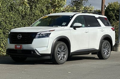 2025 Nissan Pathfinder SV