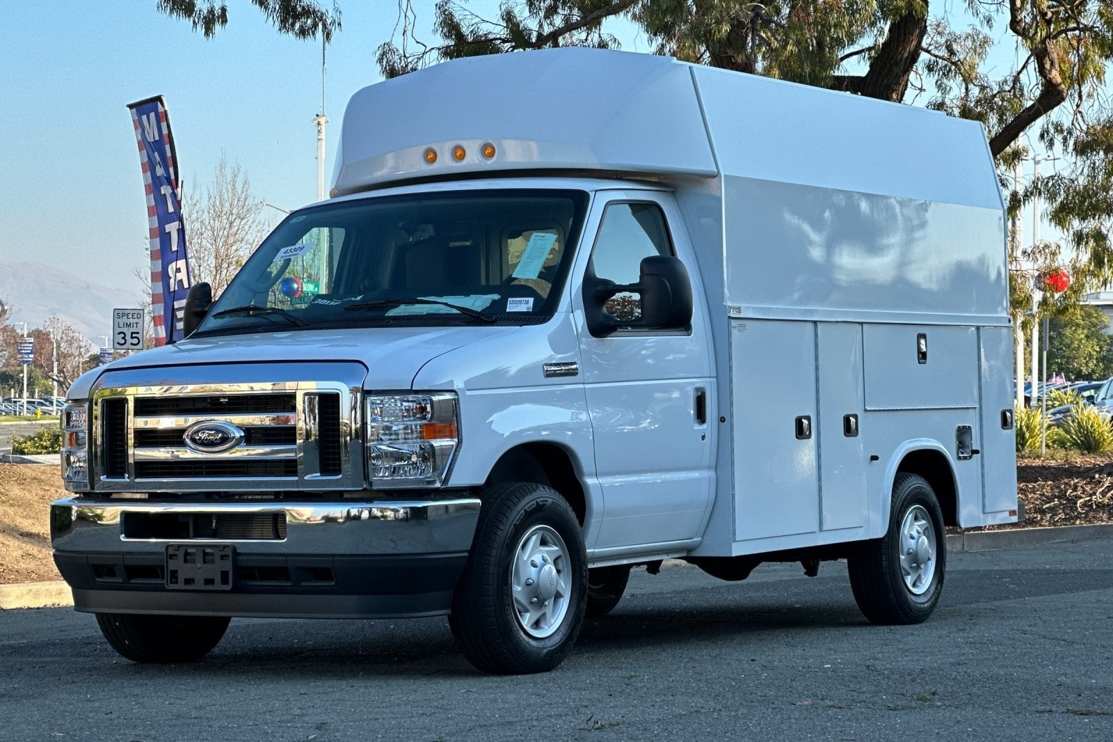 2025 Ford E-350SD Base Cutaway